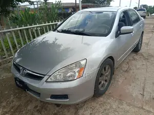Photo - Honda Accord 2006 Gold