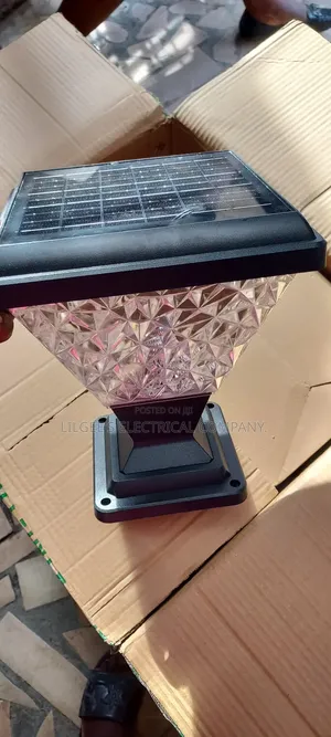 Solar Powered Pillar / Fence Light With Three Colours