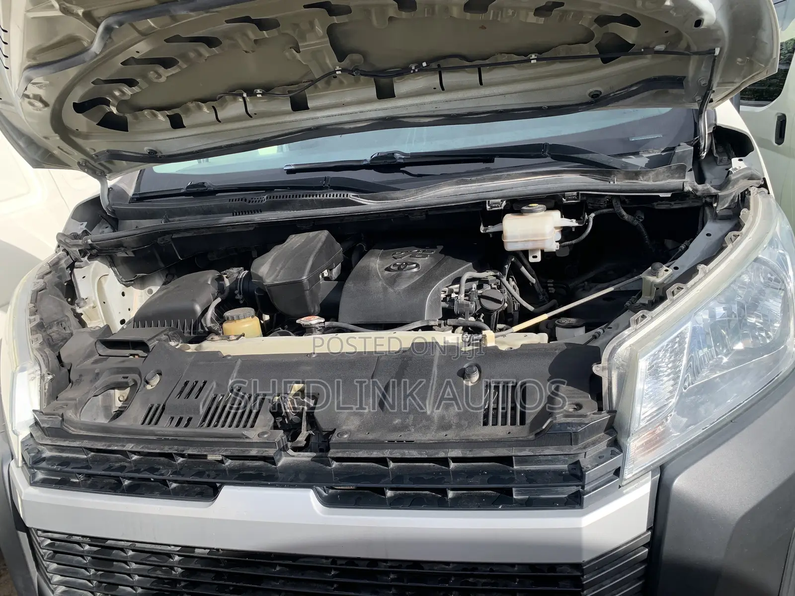 Toyota HiAce 2019 White