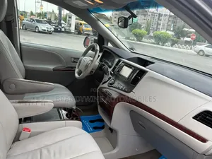 Toyota Sienna XLE FWD 8-Passenger 2013 Silver