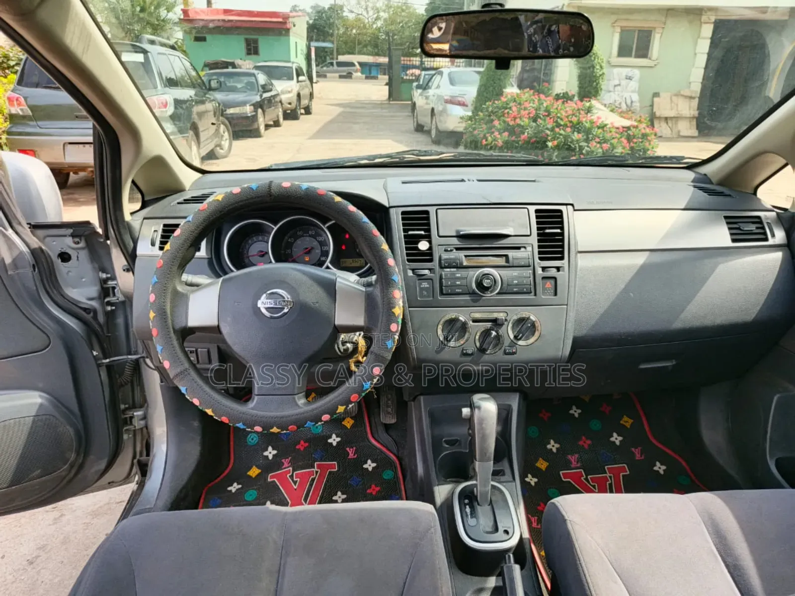 Nissan Versa 2010 Beige