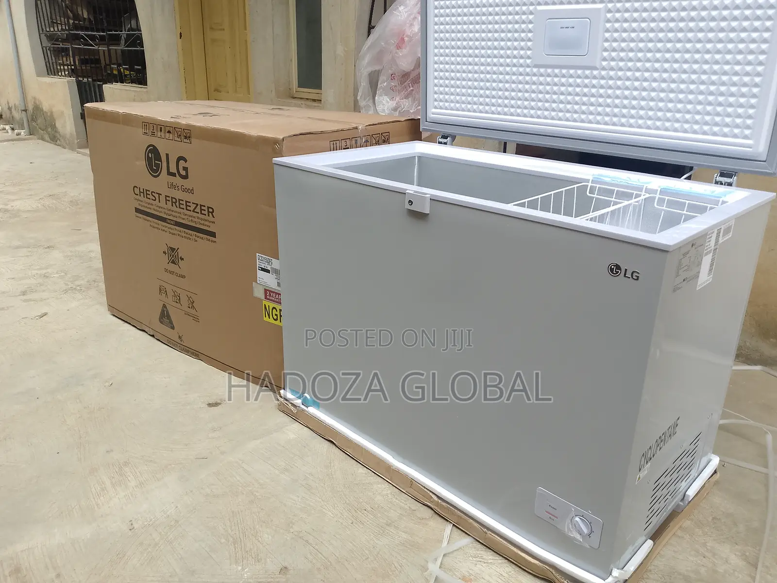 Contemporary Lg Chest Freezer, Solid Features - 280 L