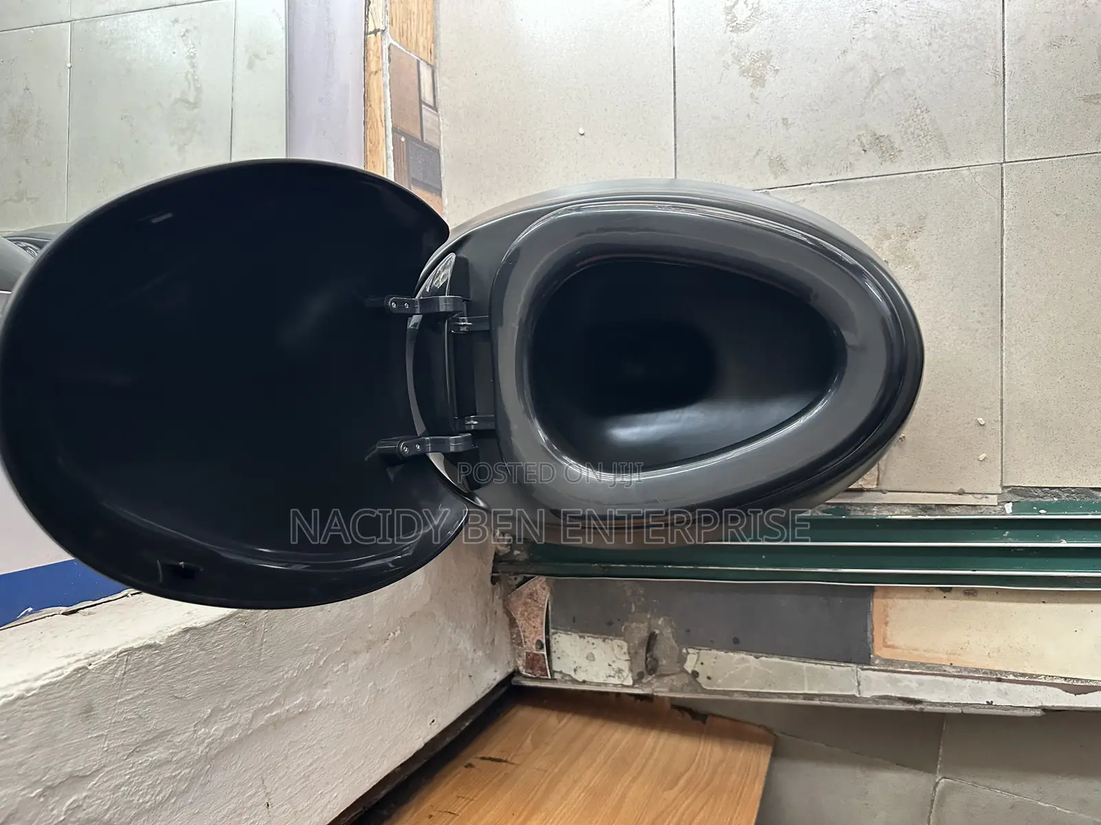 Black Conceal Wc (Egg Shaped)