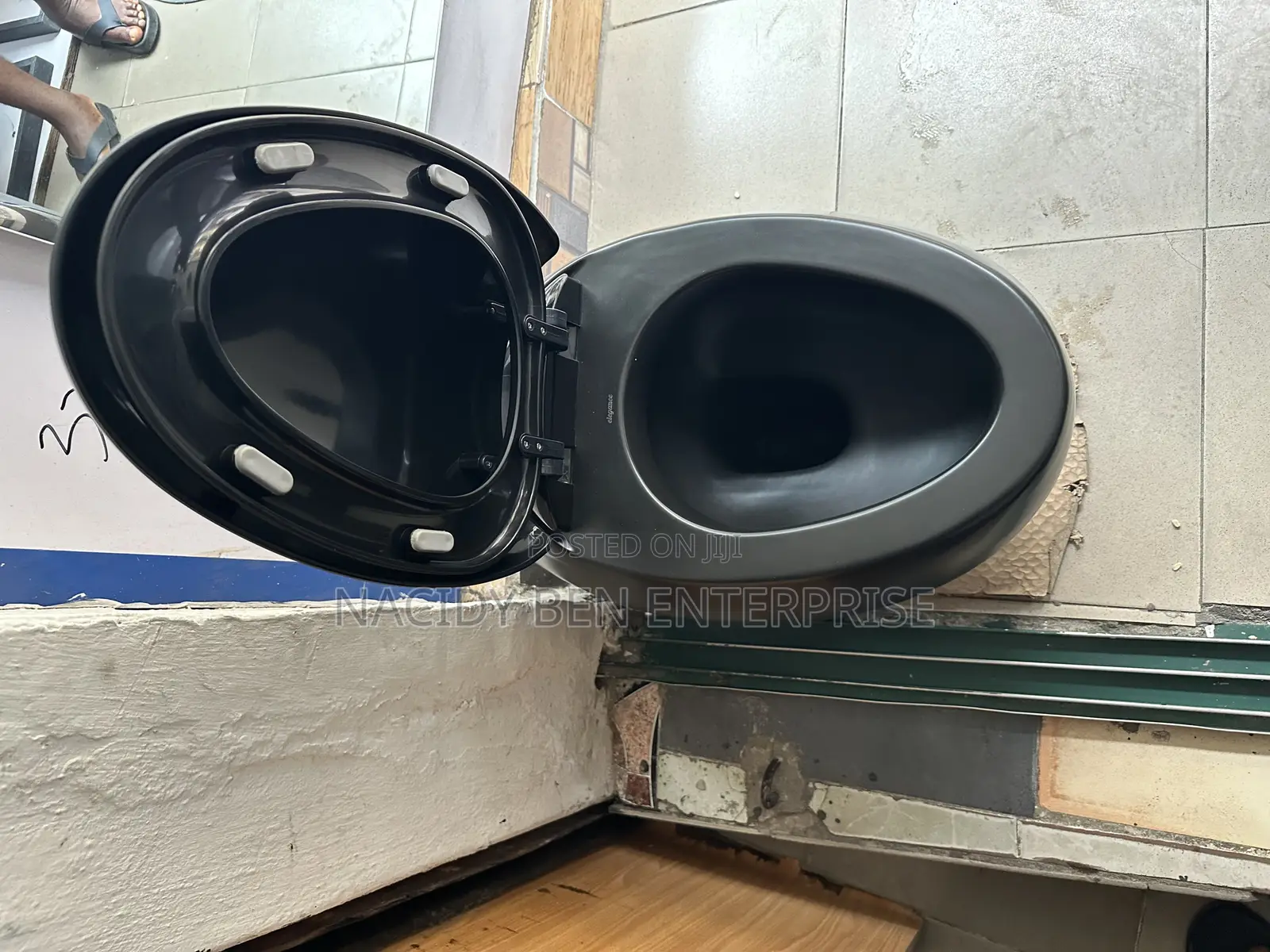 Black Conceal Wc (Egg Shaped)