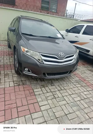 Photo - Toyota Venza 2015 Gray