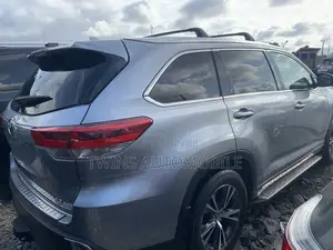 Toyota Highlander XLE 4x4 V6 (3.5L 6cyl 8A) 2018 Silver