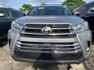 Toyota Highlander XLE 4x4 V6 (3.5L 6cyl 8A) 2018 Silver