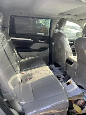 Toyota Highlander XLE 4x4 V6 (3.5L 6cyl 8A) 2018 Silver