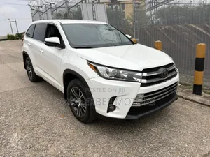 Toyota Highlander LE Plus 4x4 V6 (3.5L 6cyl 8A) 2018 White