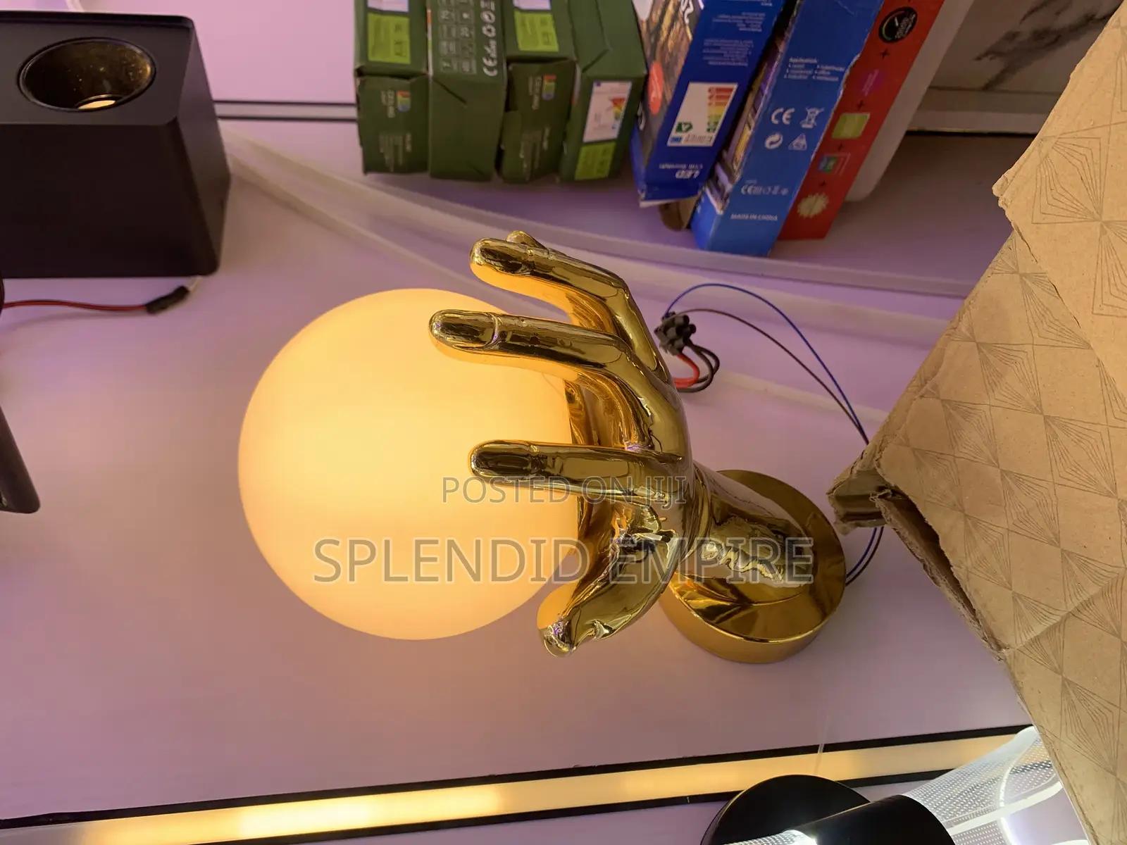 Luxury Human Hand Wall Light