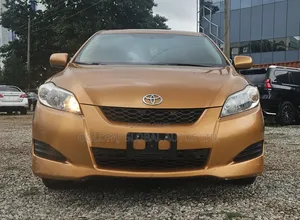 Toyota Matrix S Hatchback FWD (2.4L 4cyl 5A) 2010 Gold