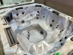 Coast Spas Hot Tub Jacuzzi White 