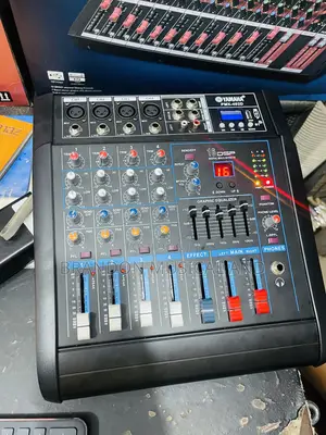 4 Channels Powered Mixer