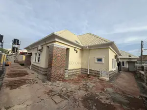 5bdrm Bungalow in Dakwo District for sale