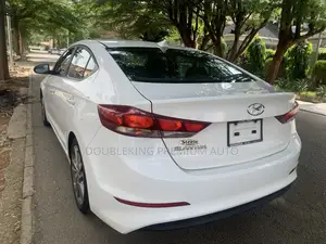 Hyundai Elantra Limited Sedan FWD (2.0L 4cyl 6A) 2017 White