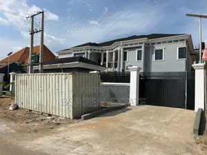 Photo - 5bdrm Duplex in Apo District for rent