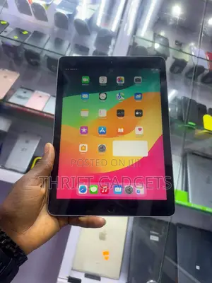 Apple iPad 9.7 32 GB Gray