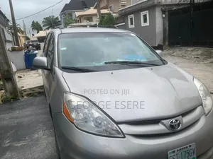 Photo - Toyota Sienna 2006 Silver