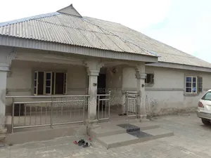 3bdrm Bungalow in Solu Total Bus Stop for sale