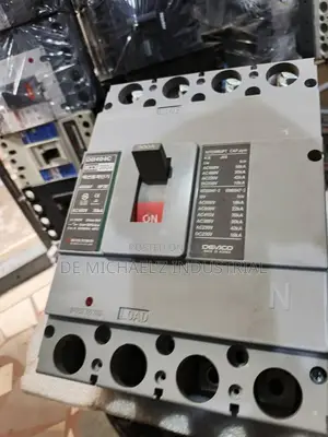300a 4pole Ac/Dc McCb Breaker High Capacity