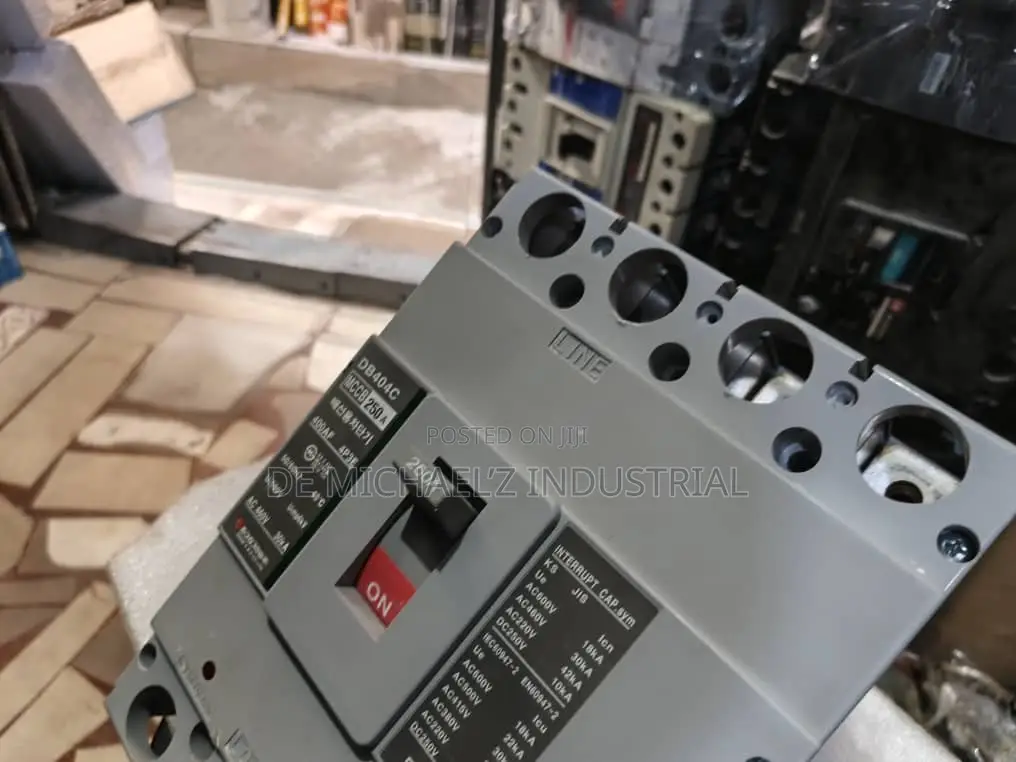 250a Dc/Ac Circuit Breaker 4pole