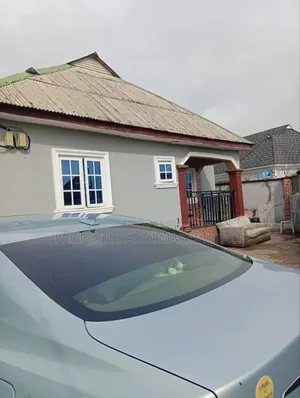 5bdrm Block of Flats in Ayobo for sale