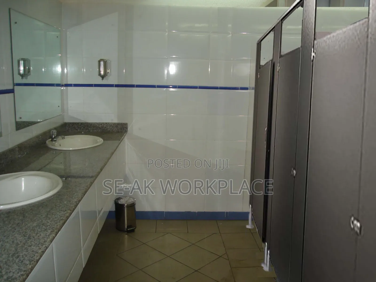 Waterproof Public Toilet SHEILDCORE Laminate Cubicle