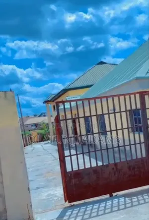 9bdrm House in Engr Idowu Crescent, Osogbo for sale
