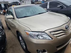 Toyota Camry LE 4dr Sedan (2.5L 4cyl 6AM) 2010 Gold