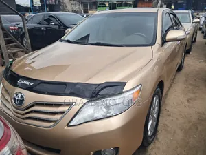 Toyota Camry XLE V6 4dr Sedan (3.5L 6cyl 6A) 2011 Gold