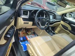Toyota Highlander XLE 4dr SUV AWD (3.5L 6cyl 6A) 2015 Gold