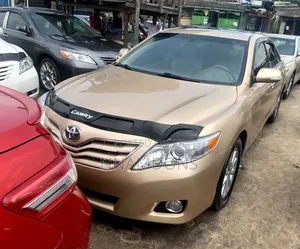 Toyota Camry XLE 4dr Sedan (2.5L 4cyl 6AM) 2010 Gold