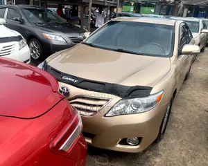 Toyota Camry XLE 4dr Sedan (2.5L 4cyl 6AM) 2010 Gold