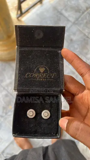 Photo - Real Diamond Stud Earrings – Gold – Correct Je With Box