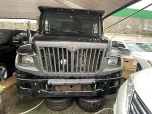 International 4700 2002 Black