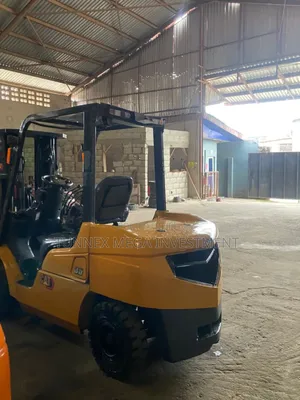 3.5 Tons Caterpillar Forklift Available for Hire