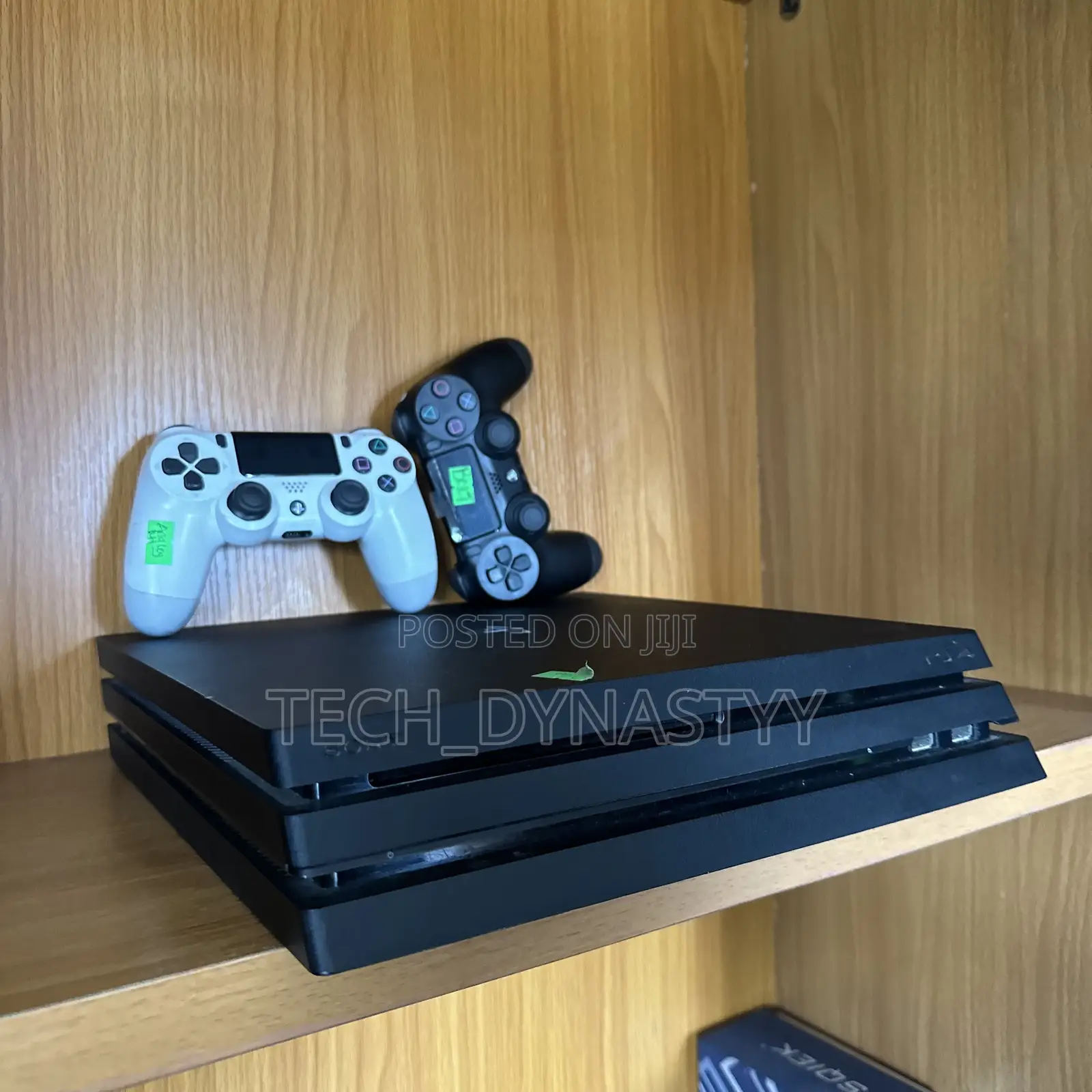 Sony Ps4 Pro With 2 Controllers ( Playstation 4 Pro )