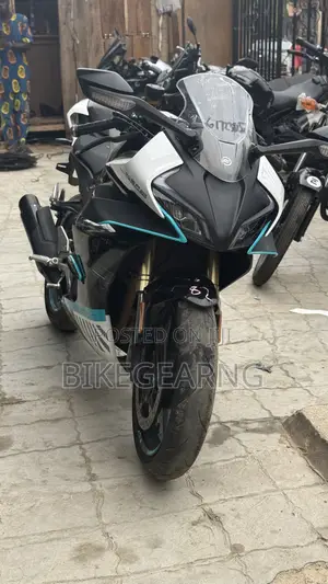 Photo - CFMoto 400NK 2022 White