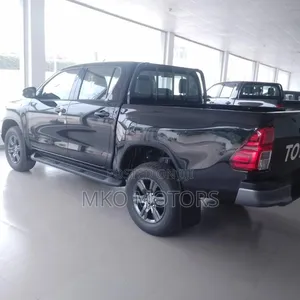 New Toyota Hilux 2025 Black