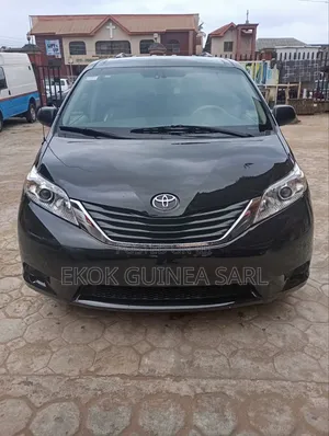 Photo - Toyota Sienna LE 7 Passenger 2011 Black
