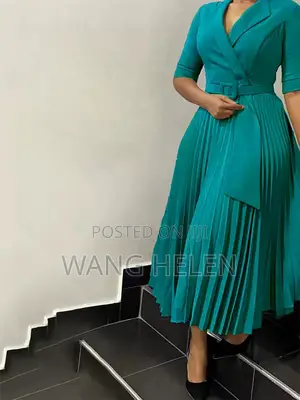 Photo - Woman’S Short-Sleeved v-Neck Off-the-Shoulder Dress