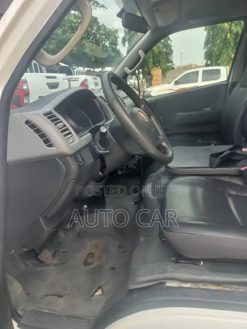 Toyota HiAce 2013 White