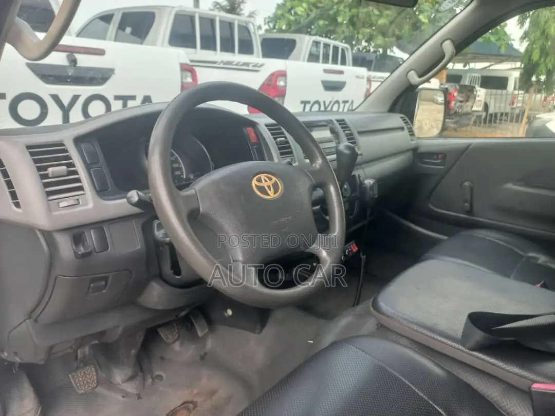 Toyota HiAce 2013 White