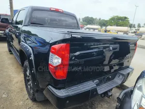 Toyota Tundra Platinum 5.7L V8 4x4 CrewMax 5.6 ft. box 145.7 in. WB