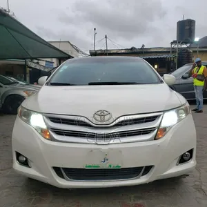 Photo - Toyota Venza V6 AWD 2012 White