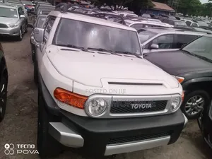 Toyota FJ Cruiser 4x4 Automatic 2012 White