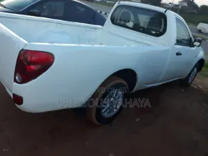 Photo - Mitsubishi Truck L200 White