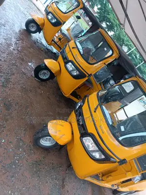 TVS King Cargo 2022 Yellow