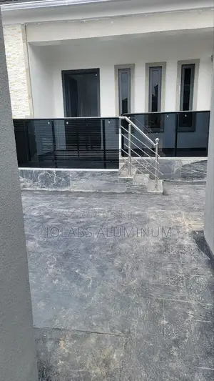 Front Handrail in Staircase