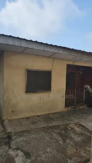 9bdrm House in Anfani Near, Apata for sale